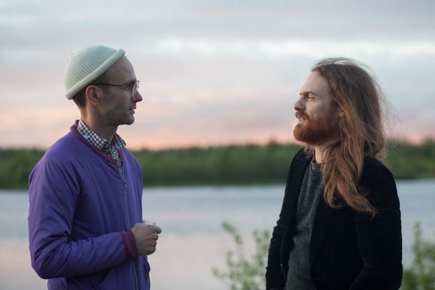 Keskustelu Kitisen rannalla