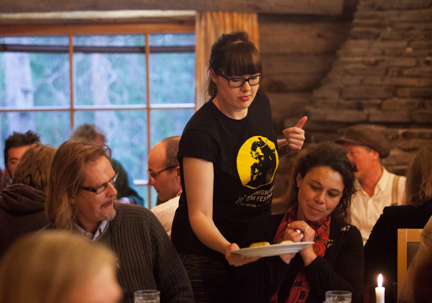 Samantha Fullerin pääruoka saapuu