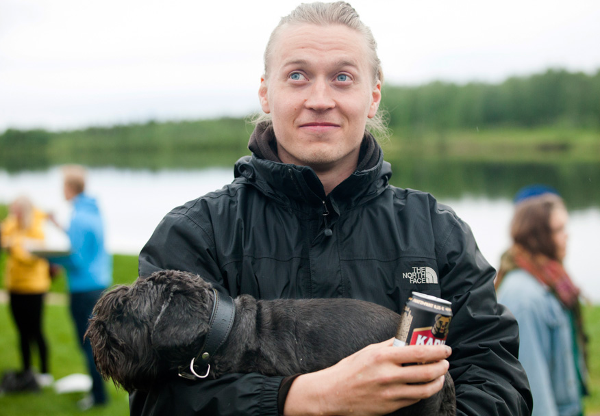 Festarikoira Papu ottaa aamuyön juhlat rauhallisesti