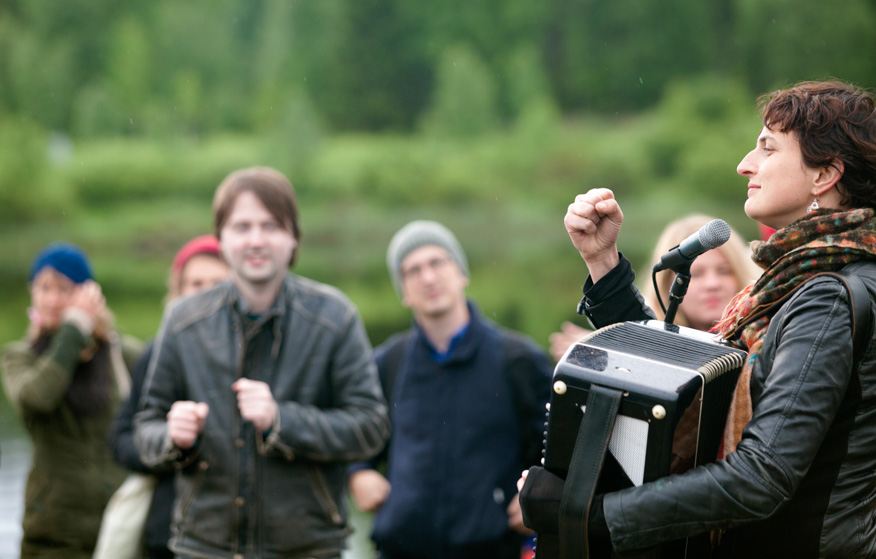 Alice musisoi lainahaitarilla