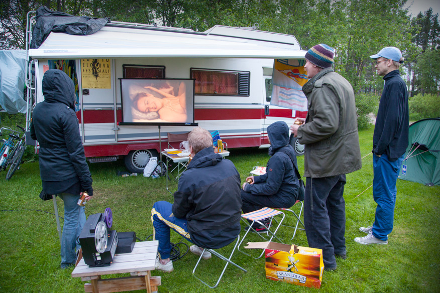 8 mm pokenäytös leirintäalueella