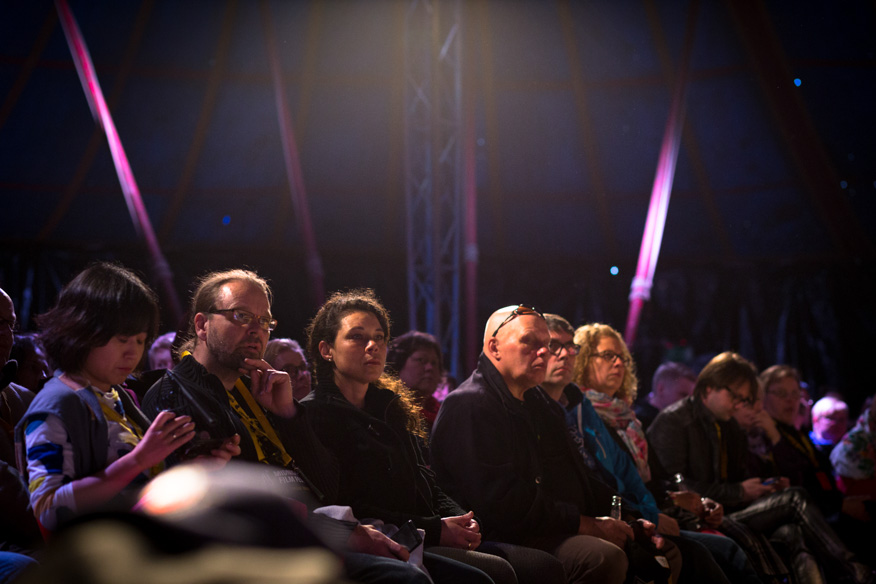 Yleisö odottelee Pabstin Ilottoman kadun alkamista