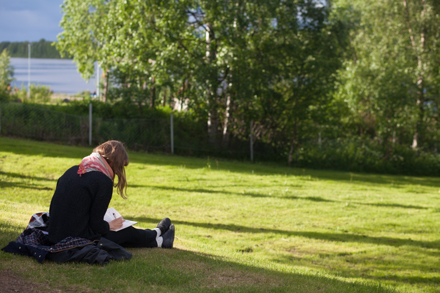 Kirjoittelua koulun takapihalla
