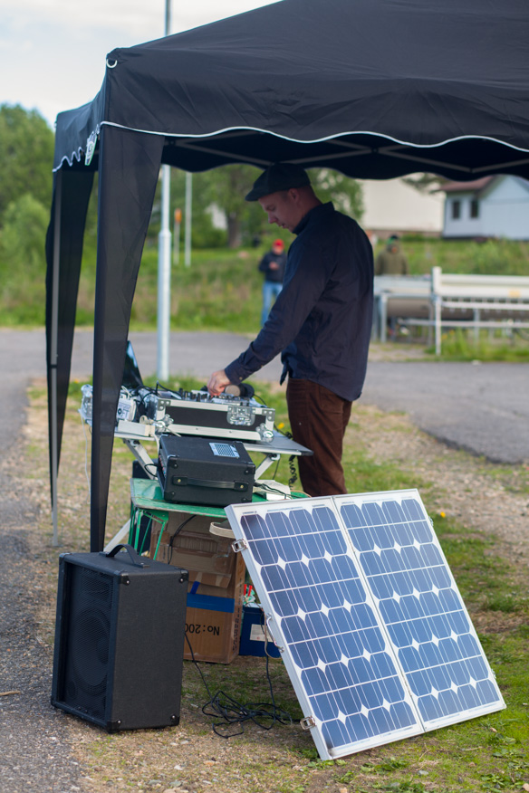 Auringosta virtansa saava DJ